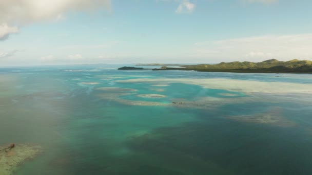 Tengerpart trópusi szigetekkel és türkizkék vizével. — Stock videók