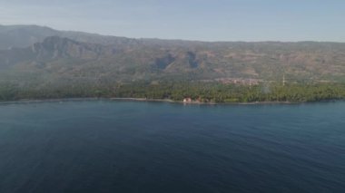 Tropikal plajlı deniz manzarası