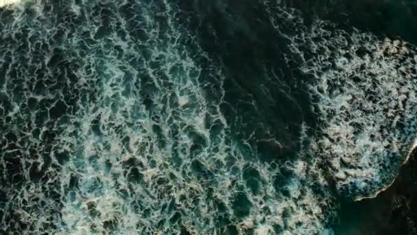 Onde oceaniche e surf, vista aerea. — Video Stock