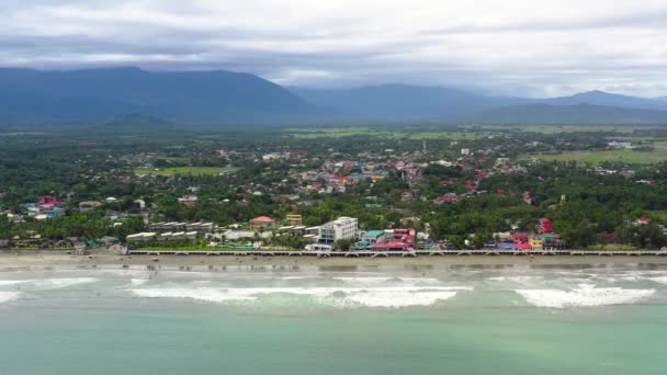 Sandstrand mit Touristen und Surfern. Ballenpresse Philippinen — Stockvideo