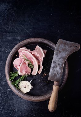 pişmemiş domuz pirzolası