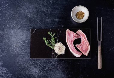 pişmemiş domuz pirzolası