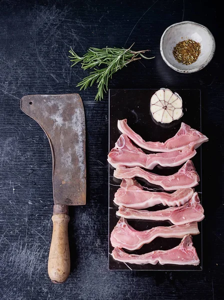 Chuletas de cerdo crudas — Foto de Stock