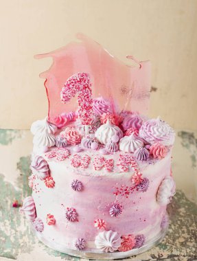 Pembe ve mor fantezi doğum günü pastası