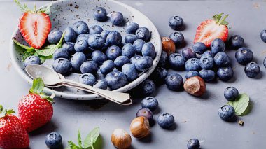 Çilek ve metal arka plan üzerinde yaban mersini