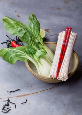 Oryantal sebzeli Japon erişte