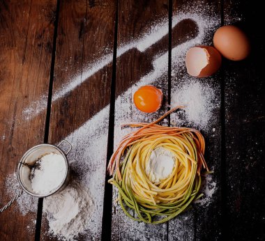 Yumurta ile taze makarna