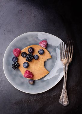 Pancackes siyah artalan üzerinde