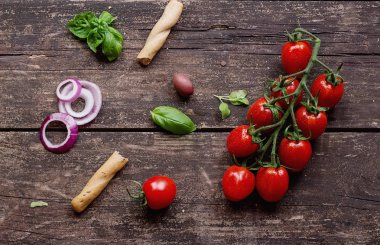 Grisini domates salatası