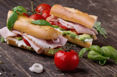 Rustik ahşap tahta üzerinde sandviç