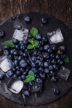 Yaban mersini üzerinde kurulu kayrak