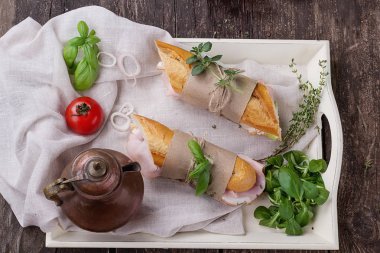 Rustik ahşap tahta üzerinde sandviç