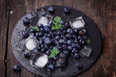 Yaban mersini üzerinde kurulu kayrak