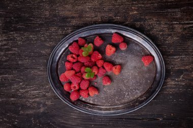 Ahududu rustik ahşap tahta üzerinde