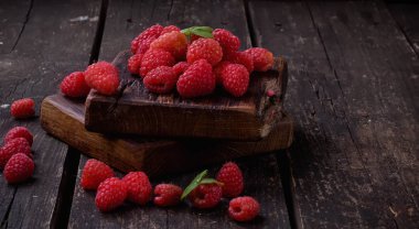 Ahududu rustik ahşap tahta üzerinde