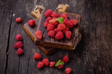 Ahududu rustik ahşap tahta üzerinde