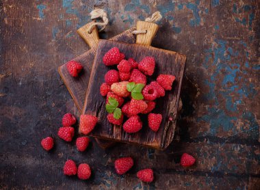 Ahududu rustik ahşap tahta üzerinde