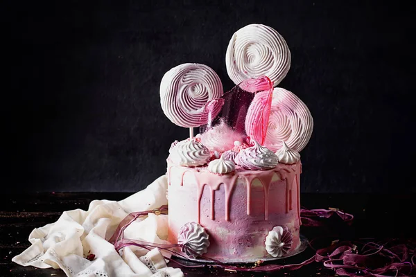 Bolo de aniversário de fantasia rosa e violeta — Fotografia de Stock