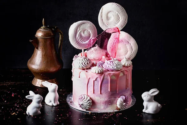 Bolo de aniversário de fantasia rosa e violeta — Fotografia de Stock