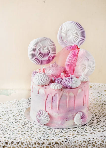 Bolo de aniversário de fantasia rosa e violeta — Fotografia de Stock