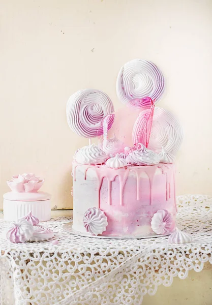 Roze en violet fancy verjaardagstaart — Stockfoto