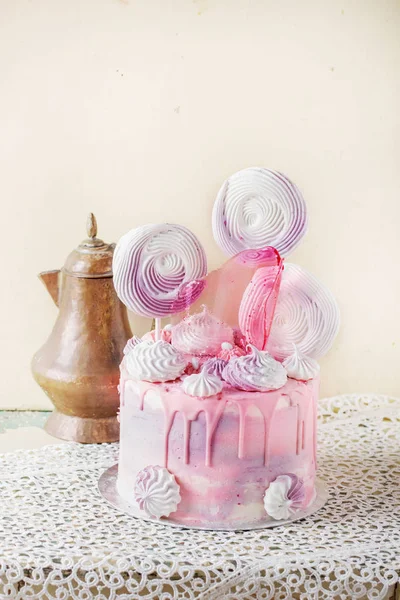 Рожевий і фіолетовий вишуканий торт на день народження — стокове фото