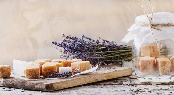 Zachte toffee snoepjes met lavendel — Stockfoto