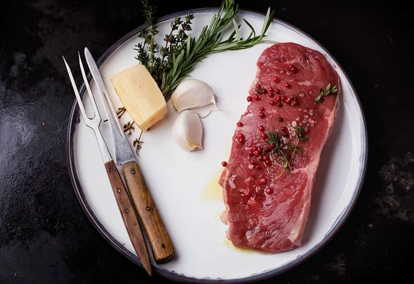 Filete de res striploin crudo sobre fondo negro — Foto de Stock