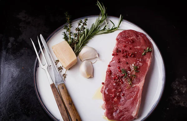 Filete de res striploin crudo sobre fondo negro — Foto de Stock