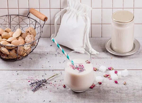 Ensemble de lait d'amande avec fleurs — Photo