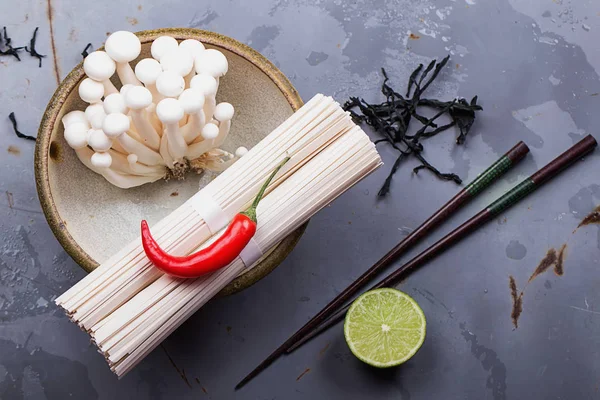 Fideos japoneses con verduras orientales —  Fotos de Stock