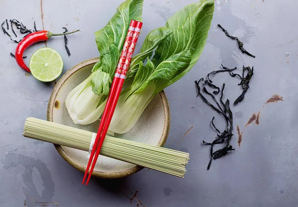 Japanska nudlar med orientaliska grönsaker — Stockfoto
