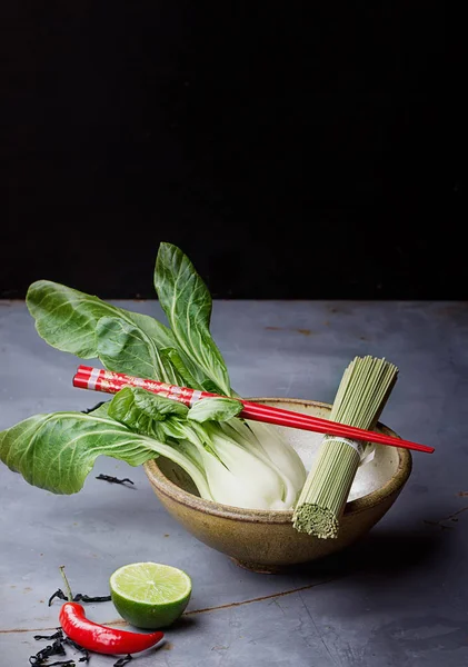 Fideos japoneses con verduras orientales —  Fotos de Stock