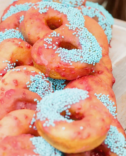 Donuts op straat eten — Stockfoto