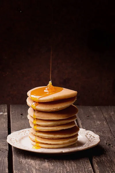 Pfannkuchen auf rustikalem Holzbrett — Stockfoto