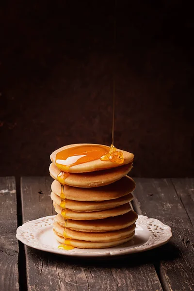 Pfannkuchen auf rustikalem Holzbrett — Stockfoto