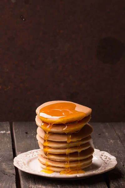 Pfannkuchen auf rustikalem Holzbrett — Stockfoto