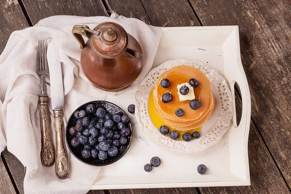 Pancakes su tavola di legno rustico — Foto Stock