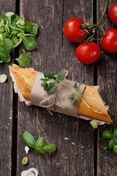 Rustik ahşap tahta üzerinde sandviç — Stok fotoğraf
