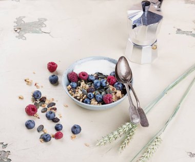 Granola ve Berry Brunch