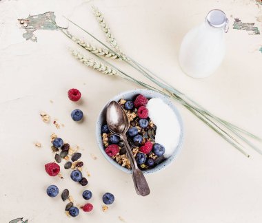 Granola ve Berry Brunch
