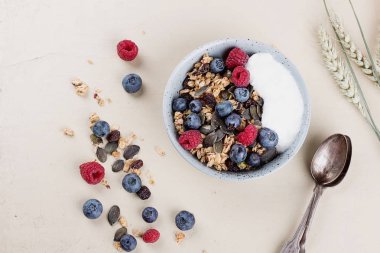 Granola ve Berry Brunch