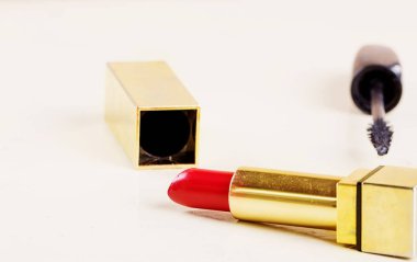 Kırmızı ruj rimel vintage zemin üzerine altın durumda ile