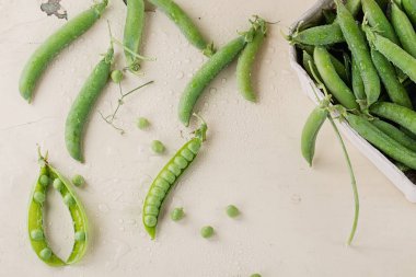 Kağıt kutusunda yeşil bezelye