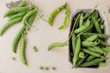 Kağıt kutusunda yeşil bezelye