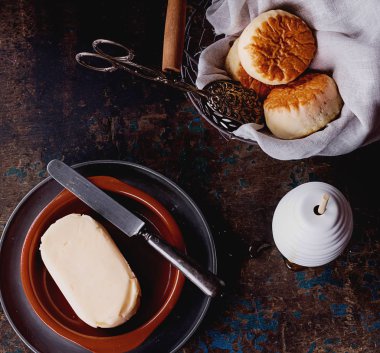 Çörekler tereyağı ve reçel ile