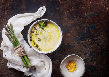 Taze kuşkonmaz çorbası yaptı