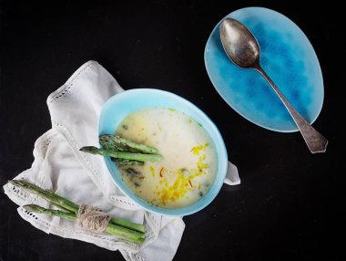 Taze kuşkonmaz çorbası yaptı