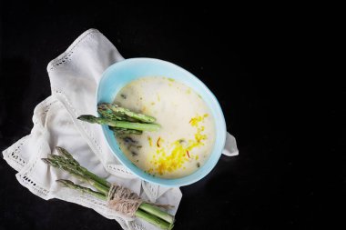 Taze kuşkonmaz çorbası yaptı