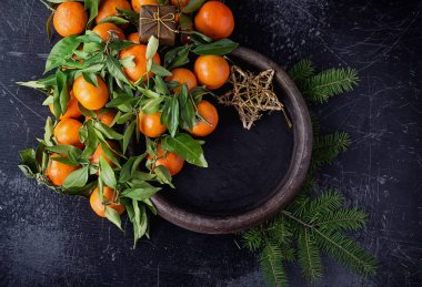 Noel mandalina ile leaveas